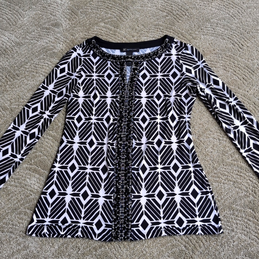Inc Black & White top petite /Small